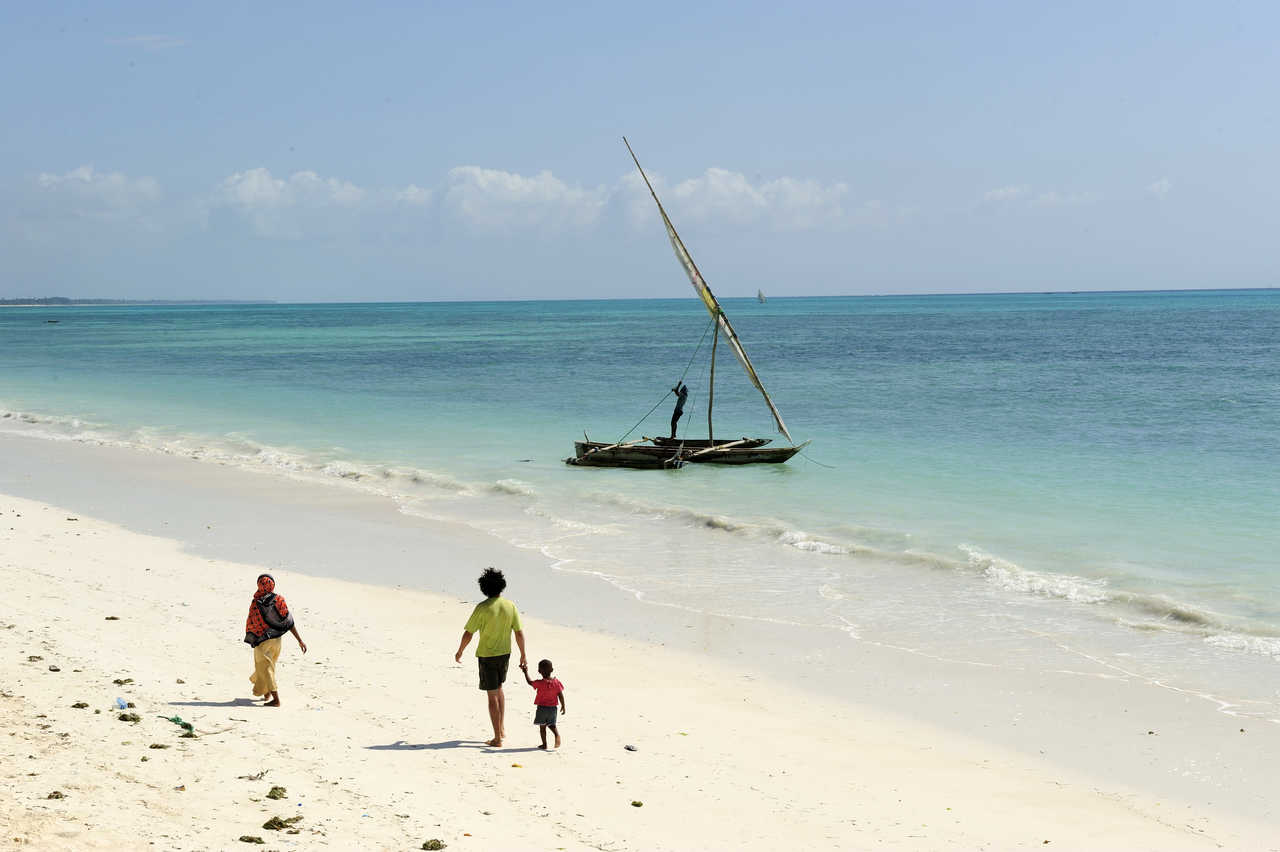 Enfants se baladant sur une plage à Zanzibar
