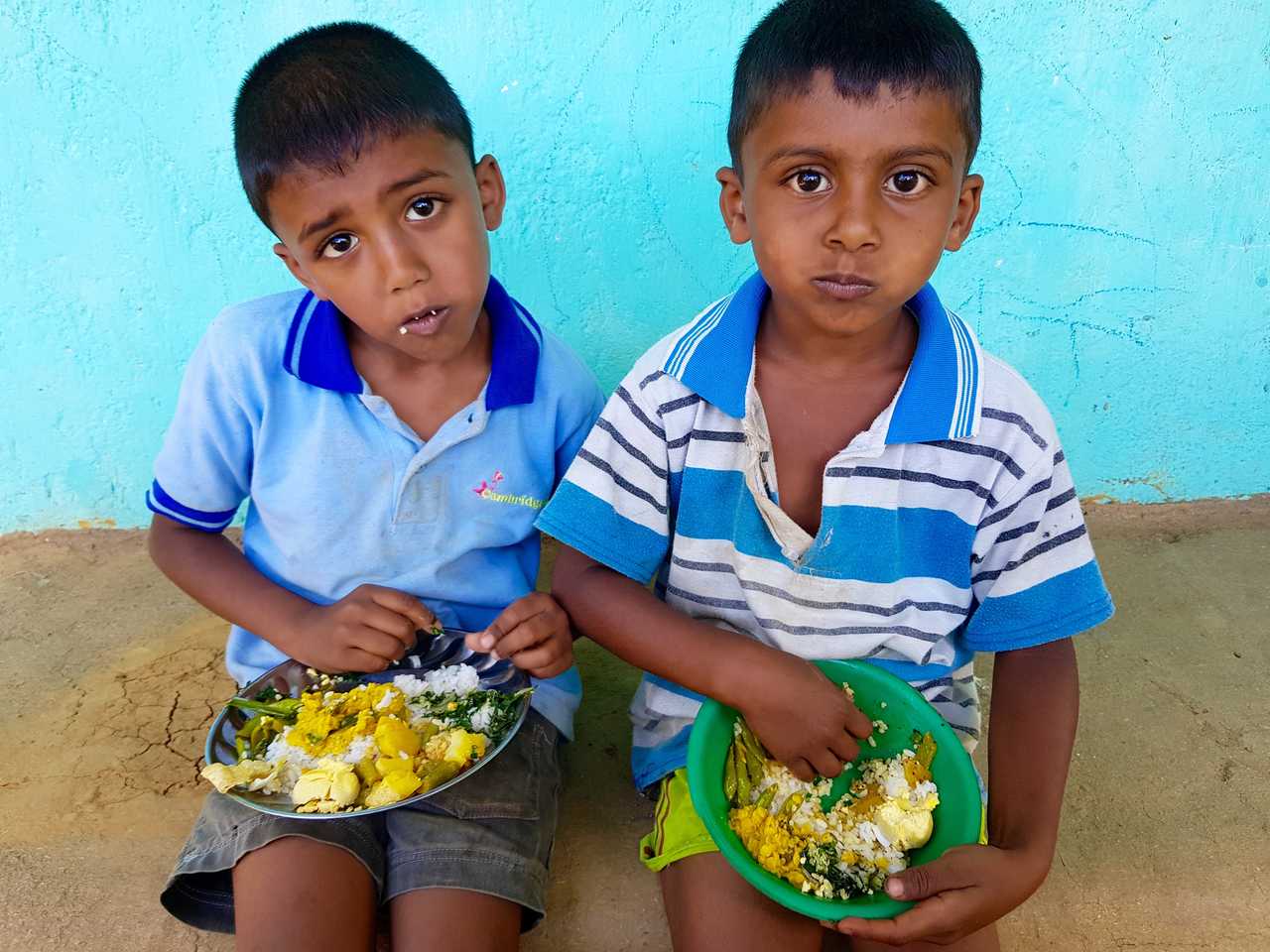 Enfants sri lankais assis et mangeant, Sri Lanka