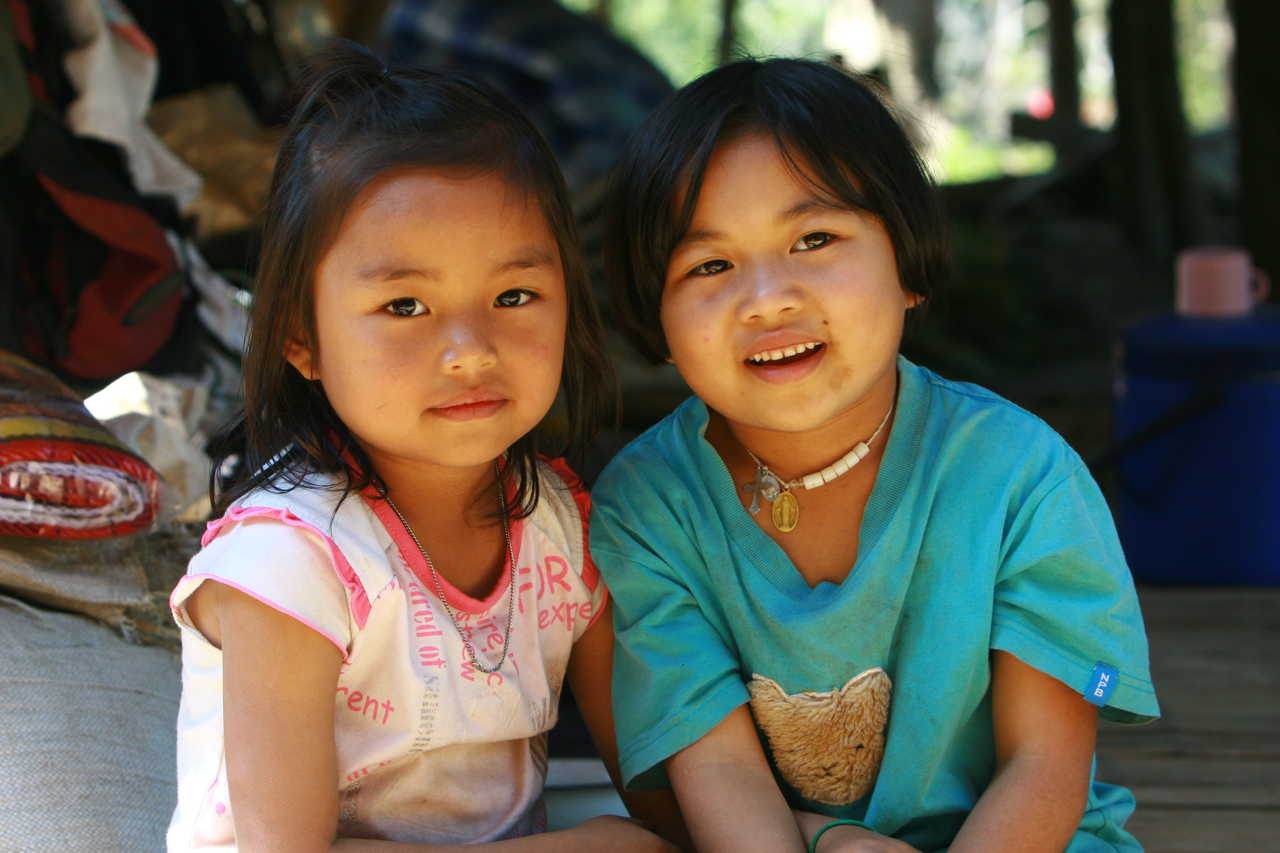 Enfants thaïlandaise dans un village proche de Khao Sok en Thaïlande