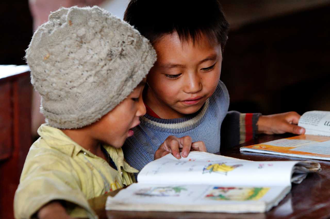 Enfants vietnamiens en train d'étudier