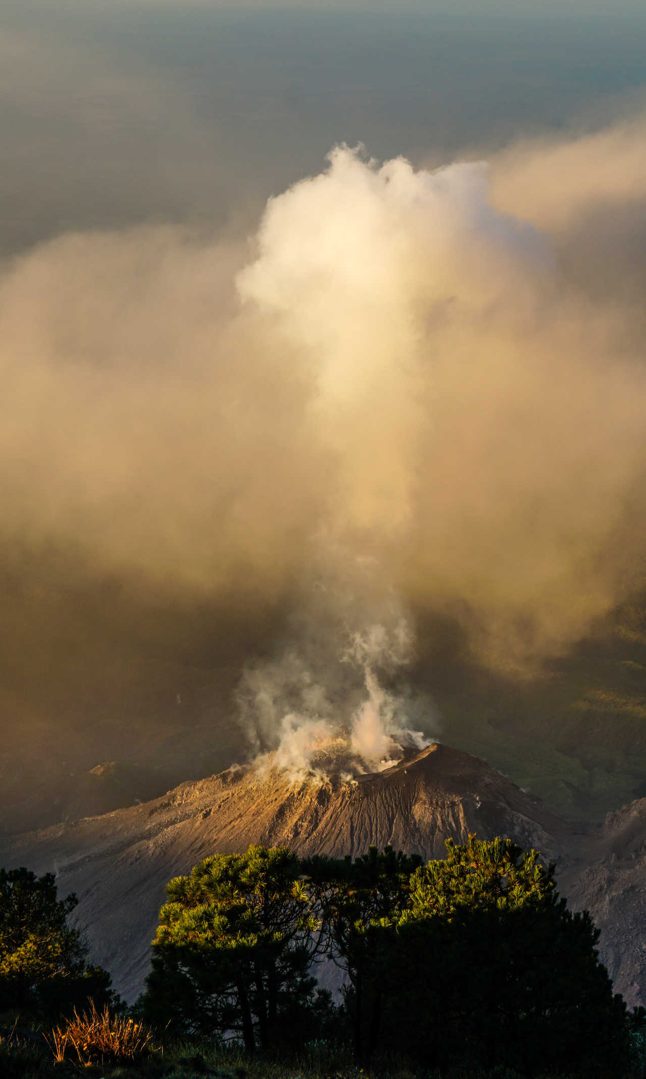 Éruption du volcan Santiaguito vue depuis le Santa Maria, Guatemala