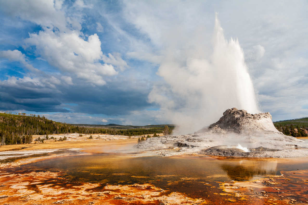 Eruption d'un geyser dans le "upper geyser basin, dans le parc national de Yellowstone aux USA
