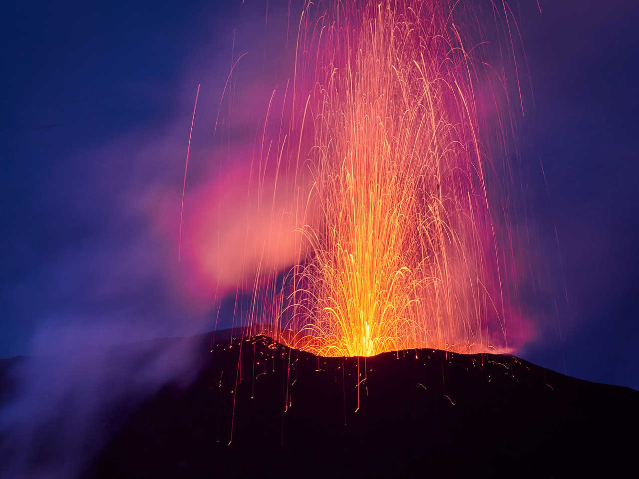 Eruption volcanique au Stromboli, îles éoliennes