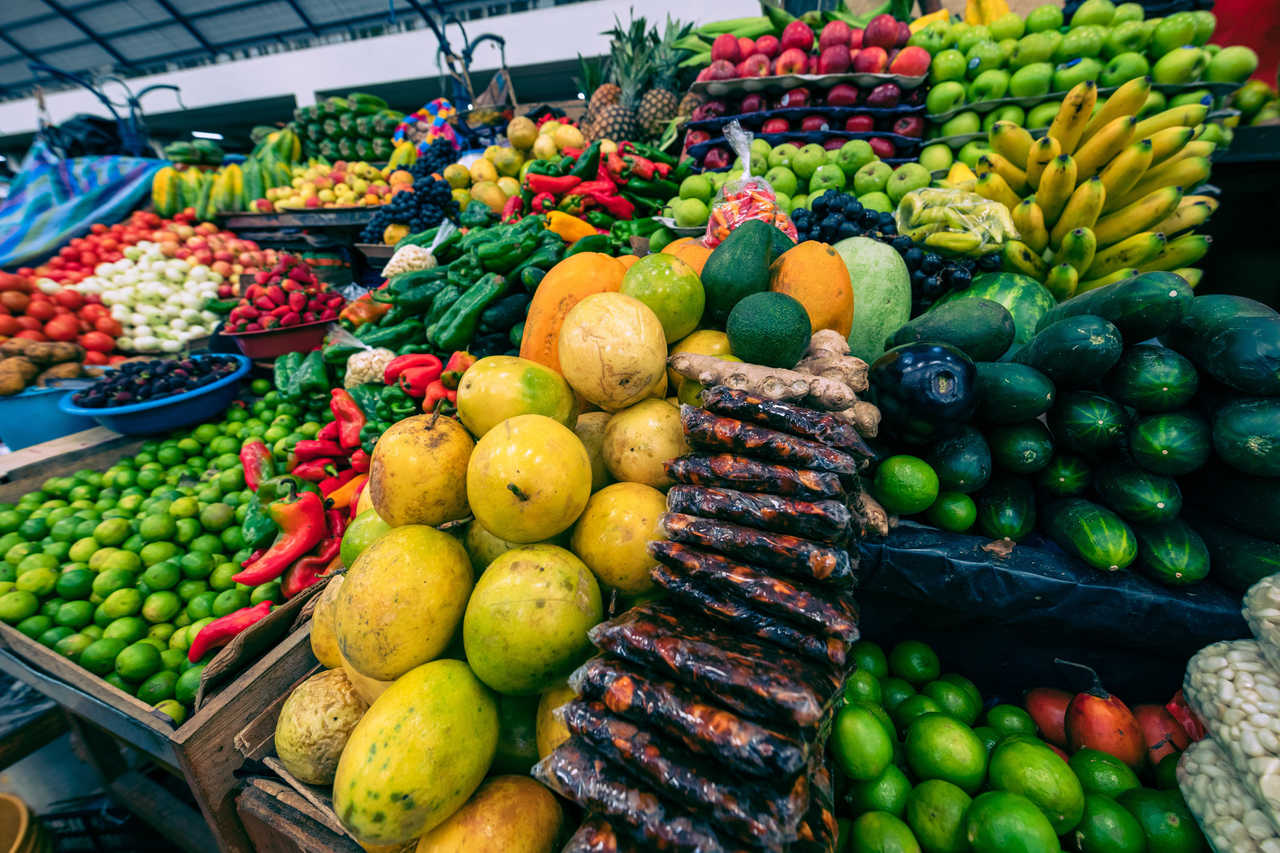 Étalage d'un marché traditionnel équatorien à Cuenca, en Équateur