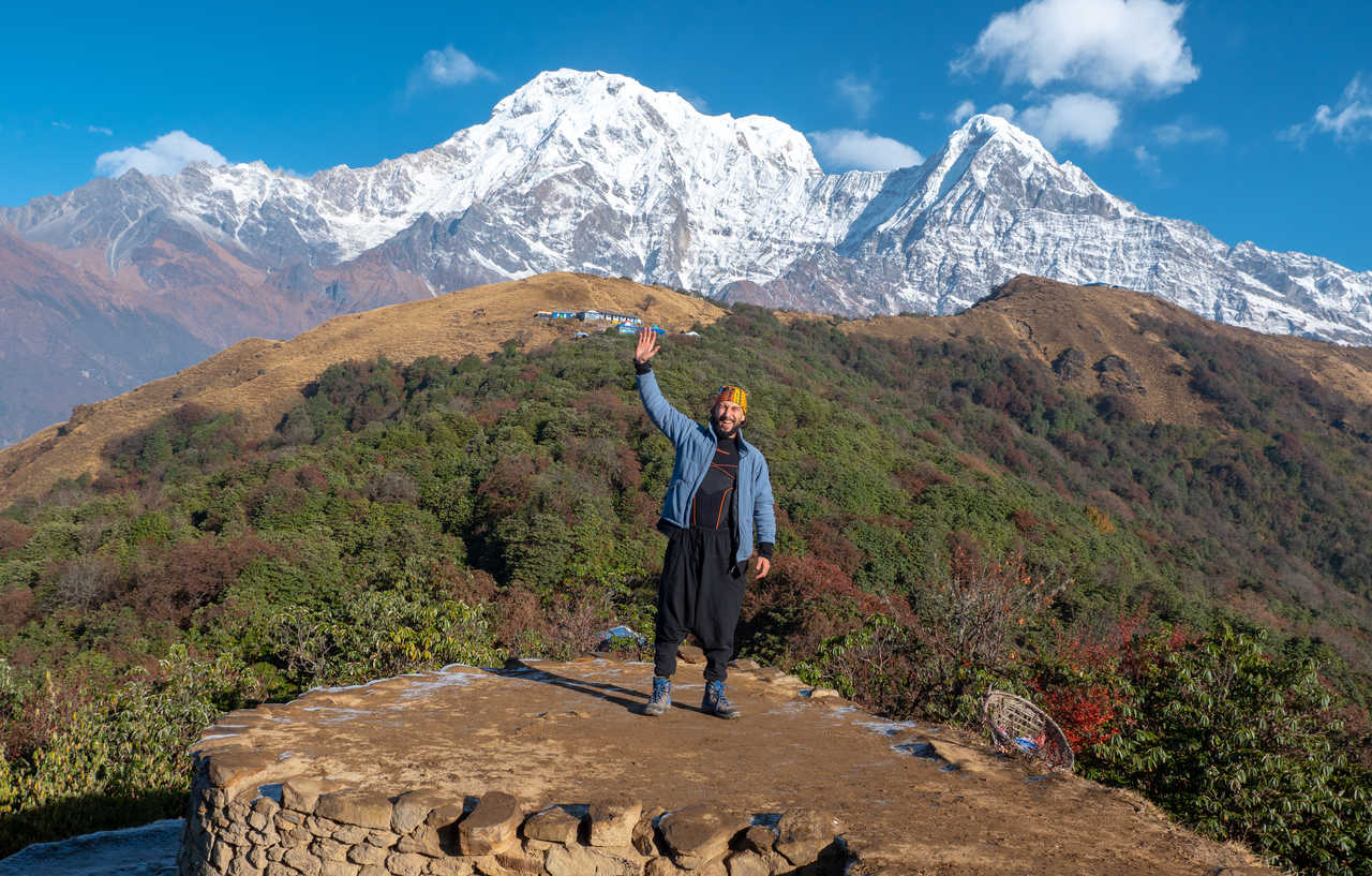 Exploration d'un randonneur dans la zone du badal Danda au Népal