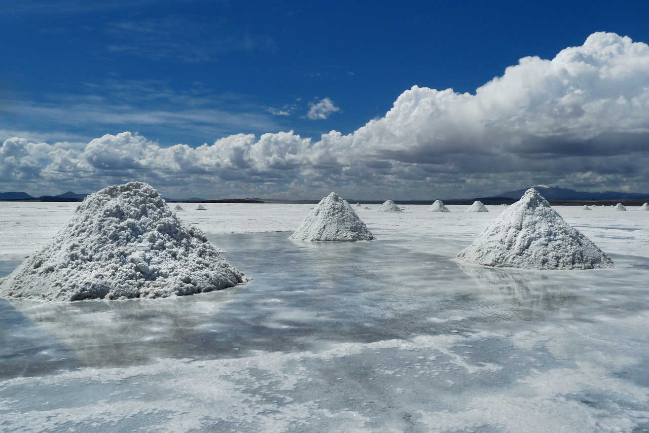 Extraction de sel sur le salar de Uyuni, Bolivie