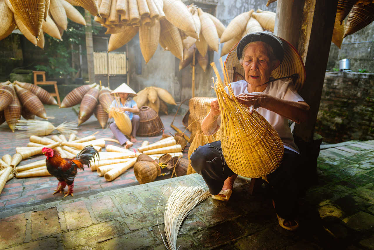 Fabrication d'une nasse pour la pêche au Vietnam