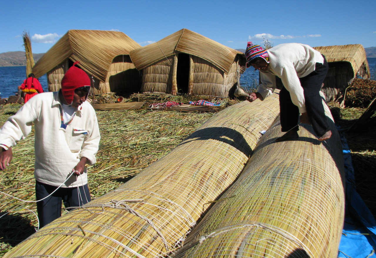 fabrication d'une pirogue en roseaux sur les îles flottantes uros