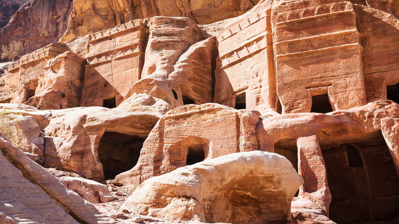 Façades de tombeaux et de maisons antiques de la ville de Petra en Jordanie