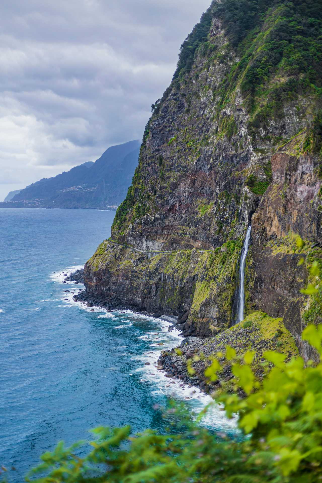 Falaise et cascade à Madère