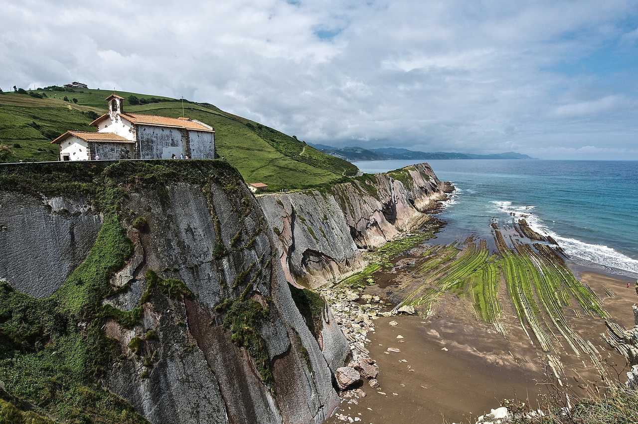 Falaises sur la côte basque du Golf de Gascogne en Espagne