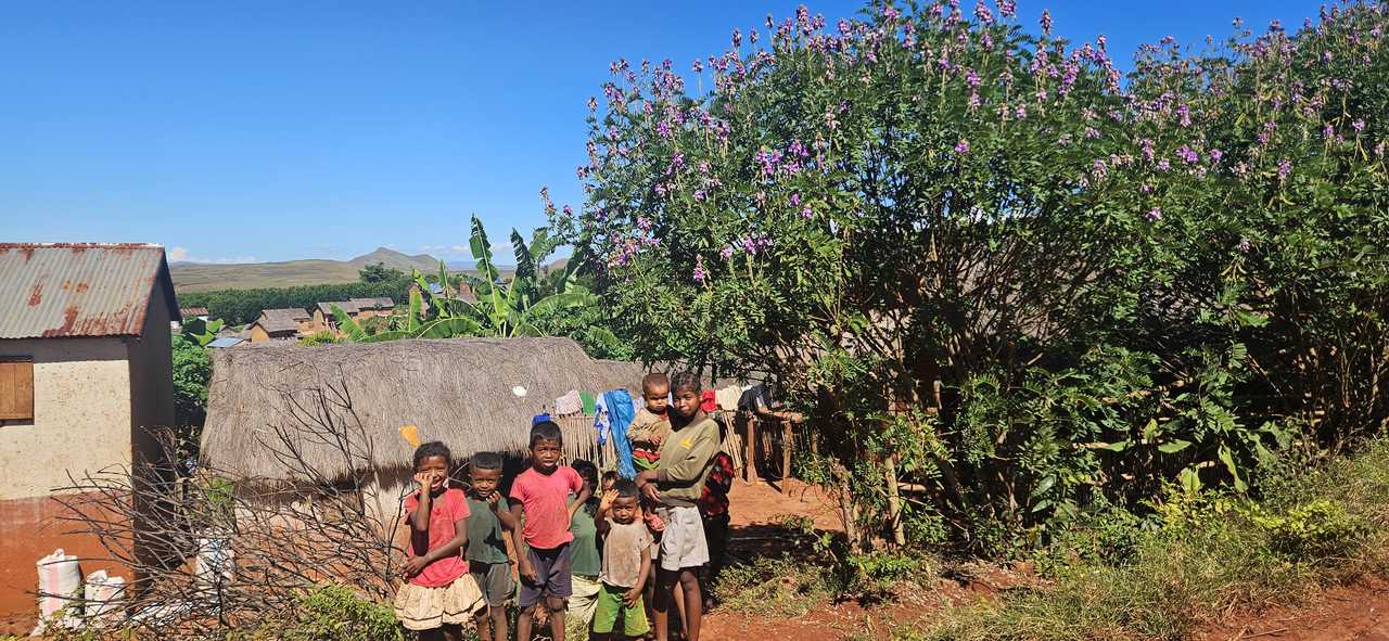 Famille dans un village à Madagascar