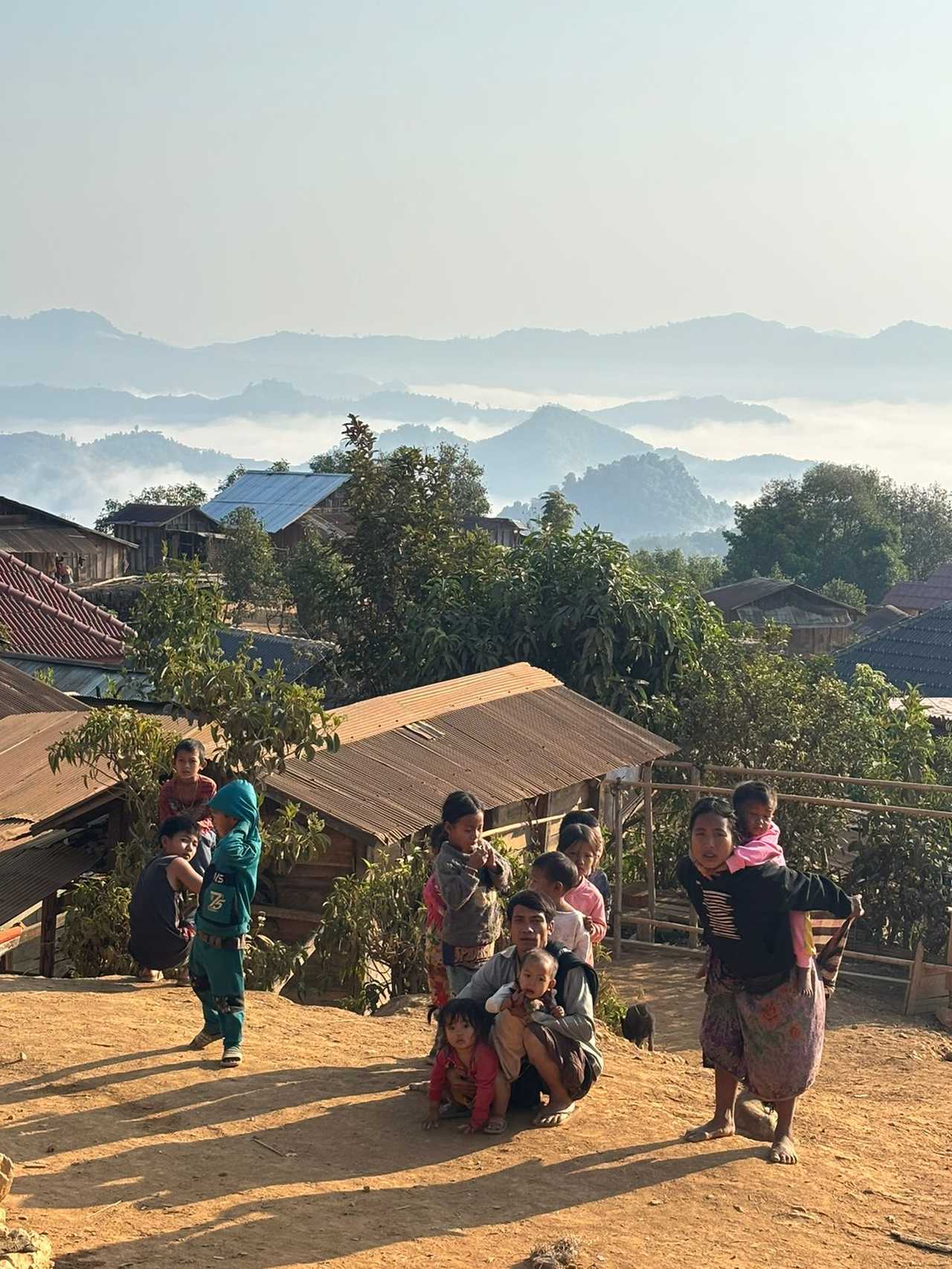 Famille dans un village au nord du Laos