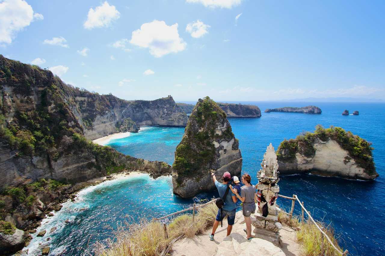 Famille de voyageurs à Nusa Penida, en Indonésie