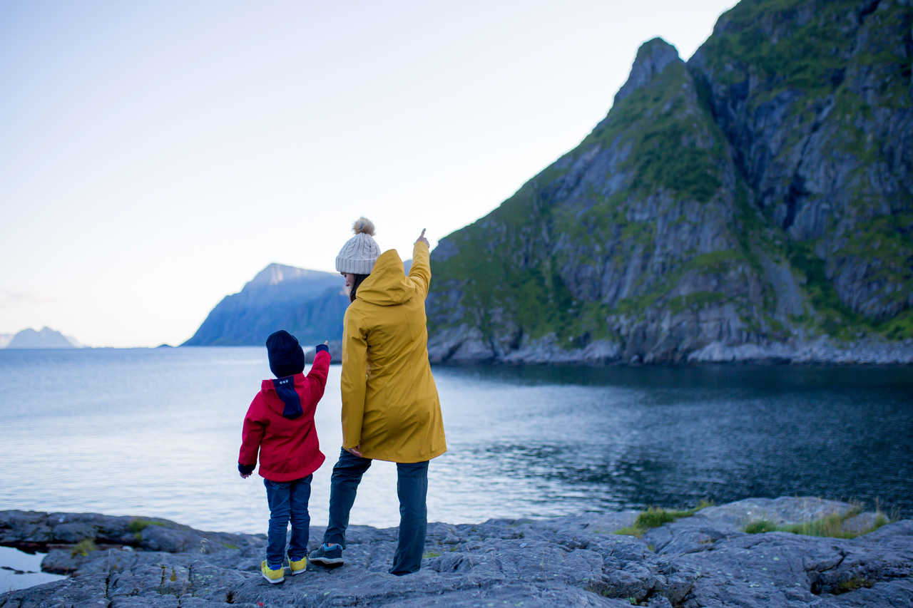 Famille en voyage dans les Lofoten en Norvège