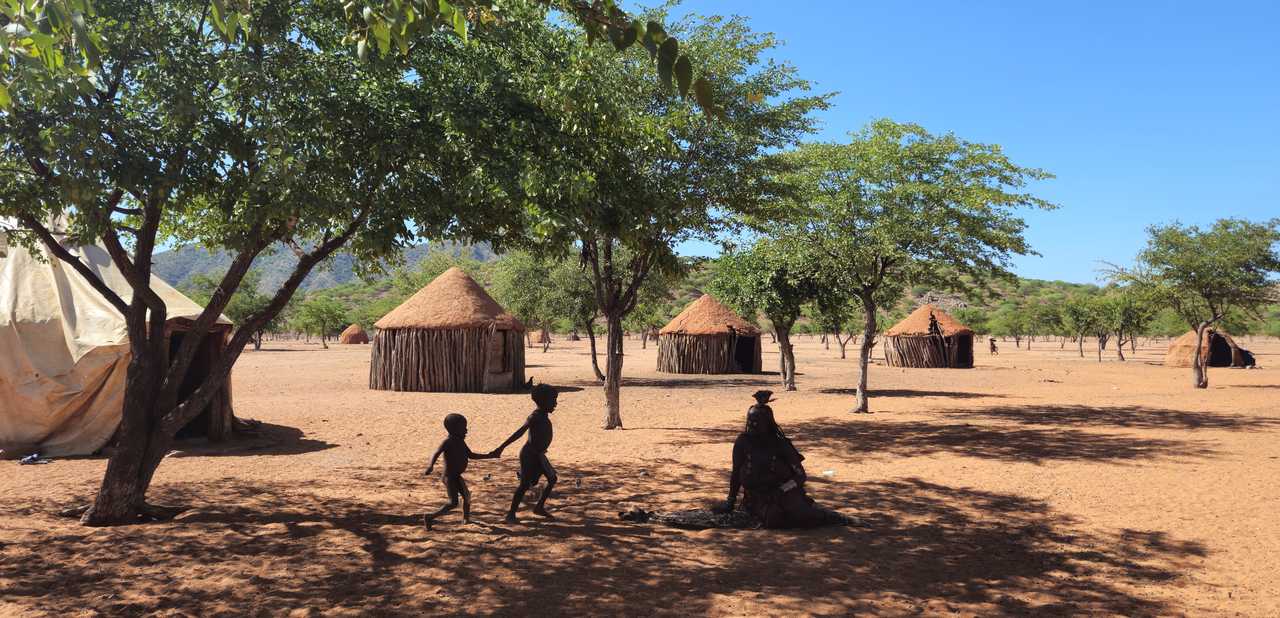 Famille Himbas dans leur village en Namibie