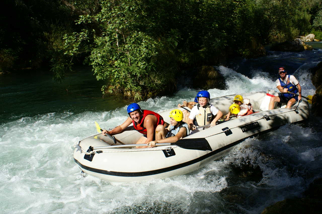 Familles en rafting sur une rivière en Croatie
