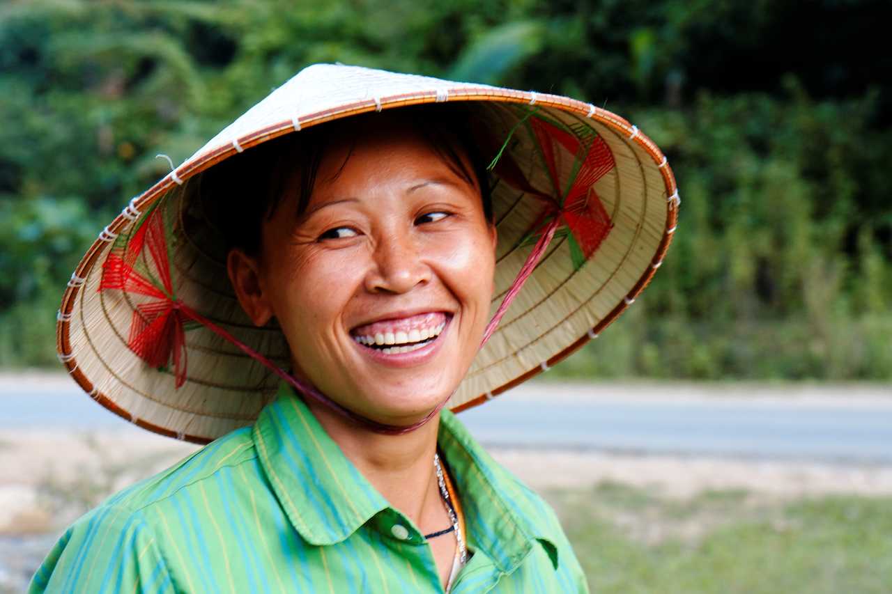 Femme avec chapeau traditionnel au Vietnam