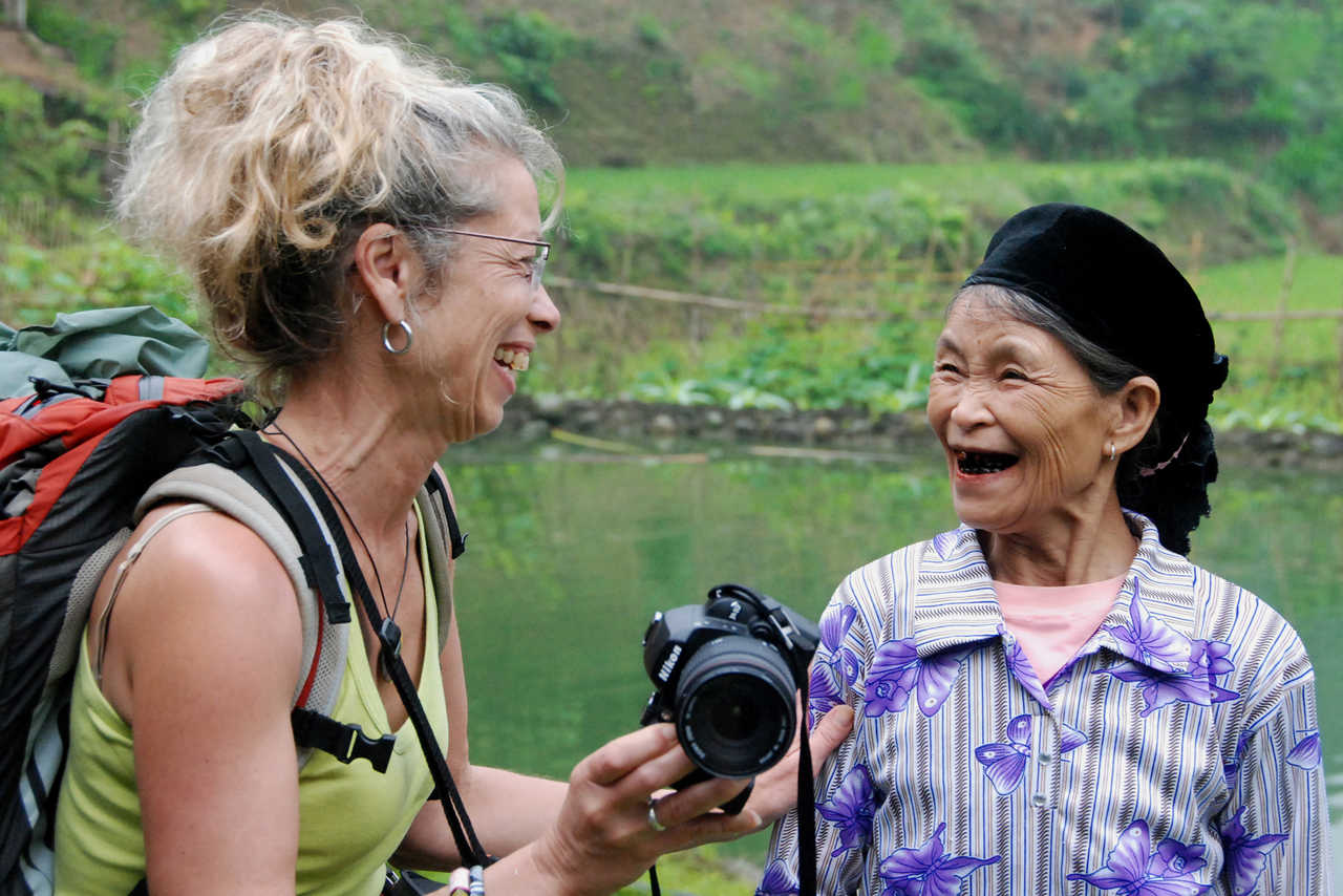 Femme changeant et riant avec une vietnamienne