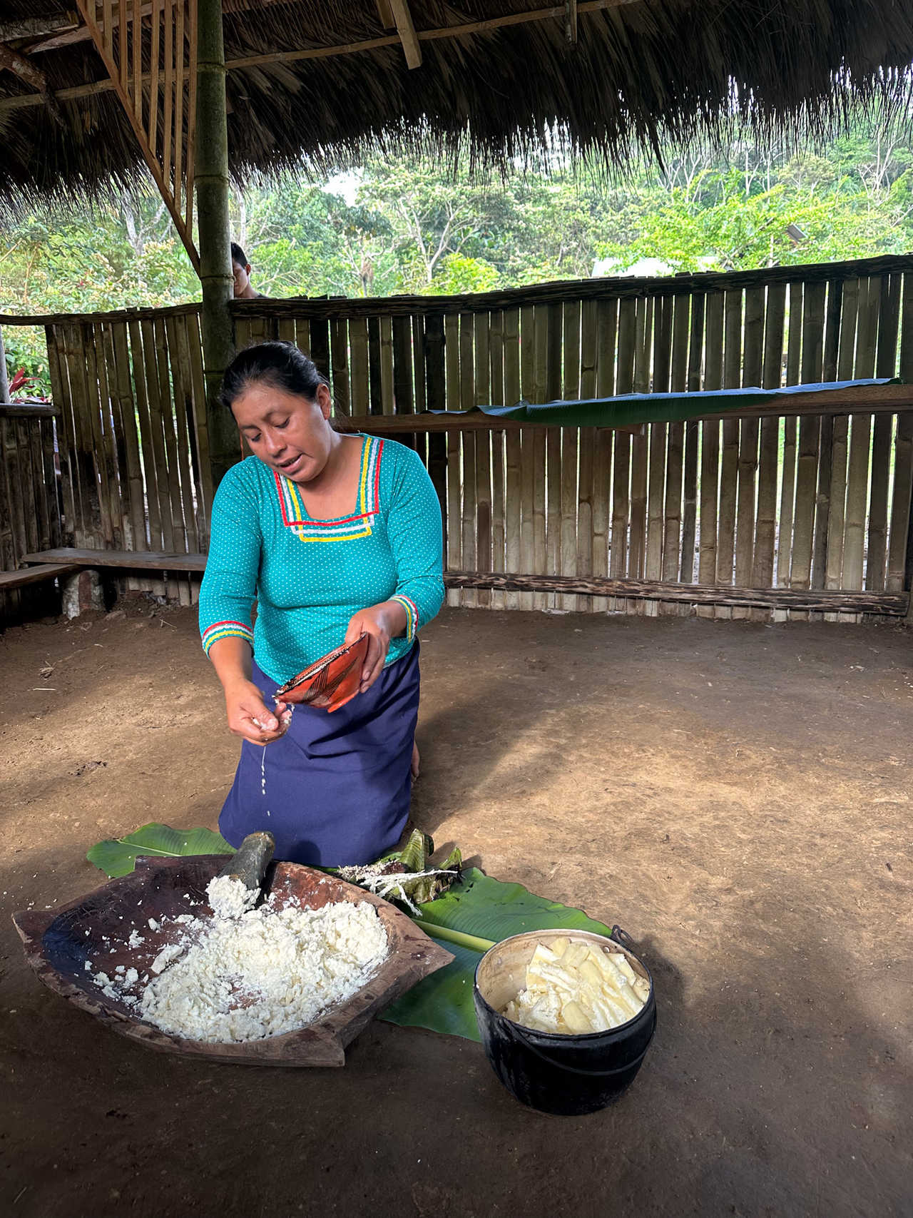 Femme d'Amazonie qui prépare le repas dans un village Quechua en Equateur