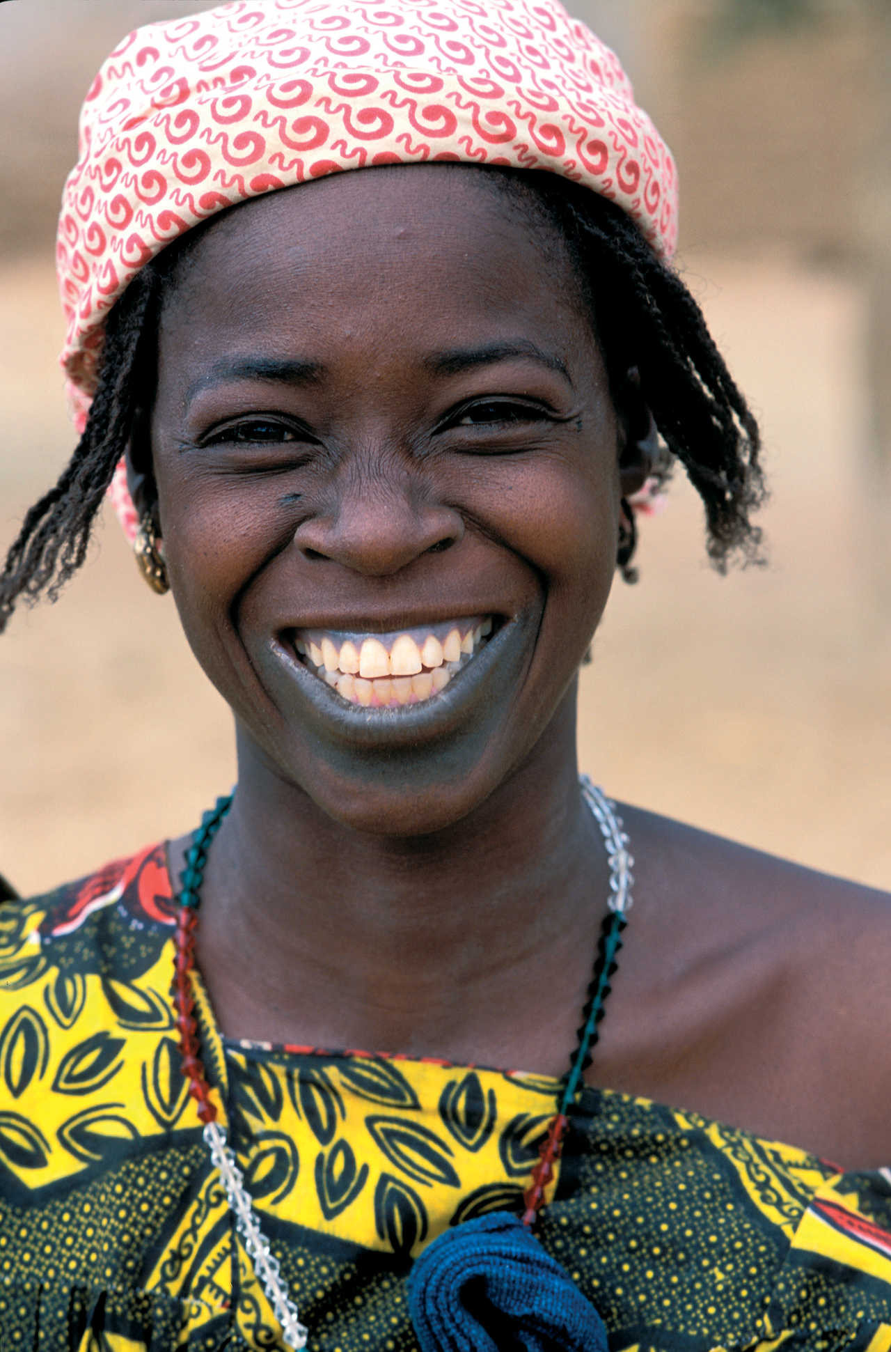 Femme en habit traditionnel au Sénégal