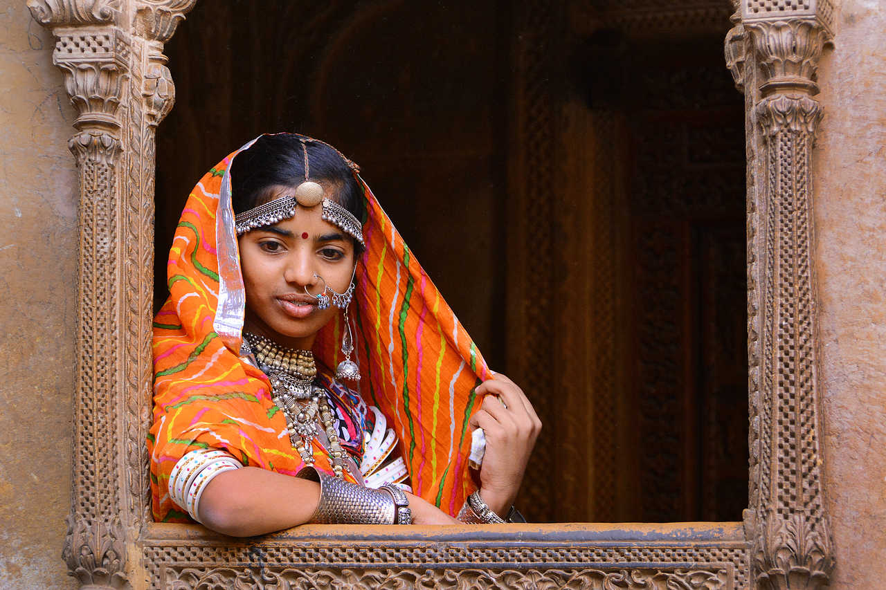 femme en tenue traditionnelle indienne au Rajasthan en Inde