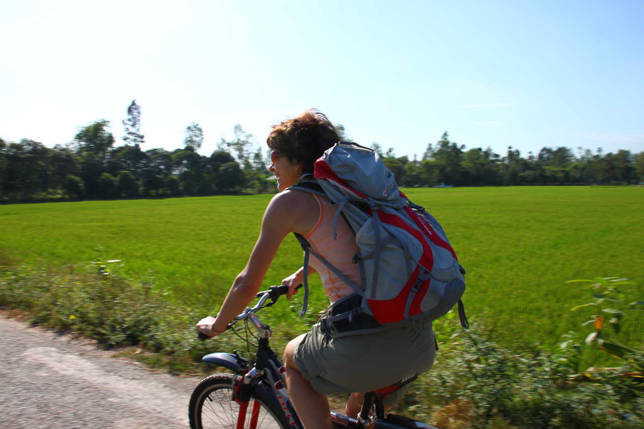 Femme en voyage à vélo au Vietnam