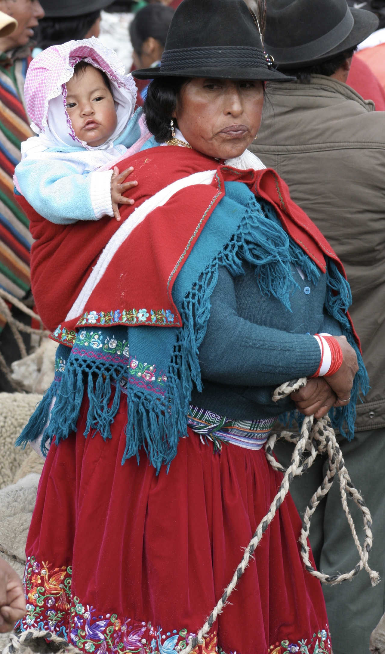 Femme et son enfant au marché de Guamote en Equateur