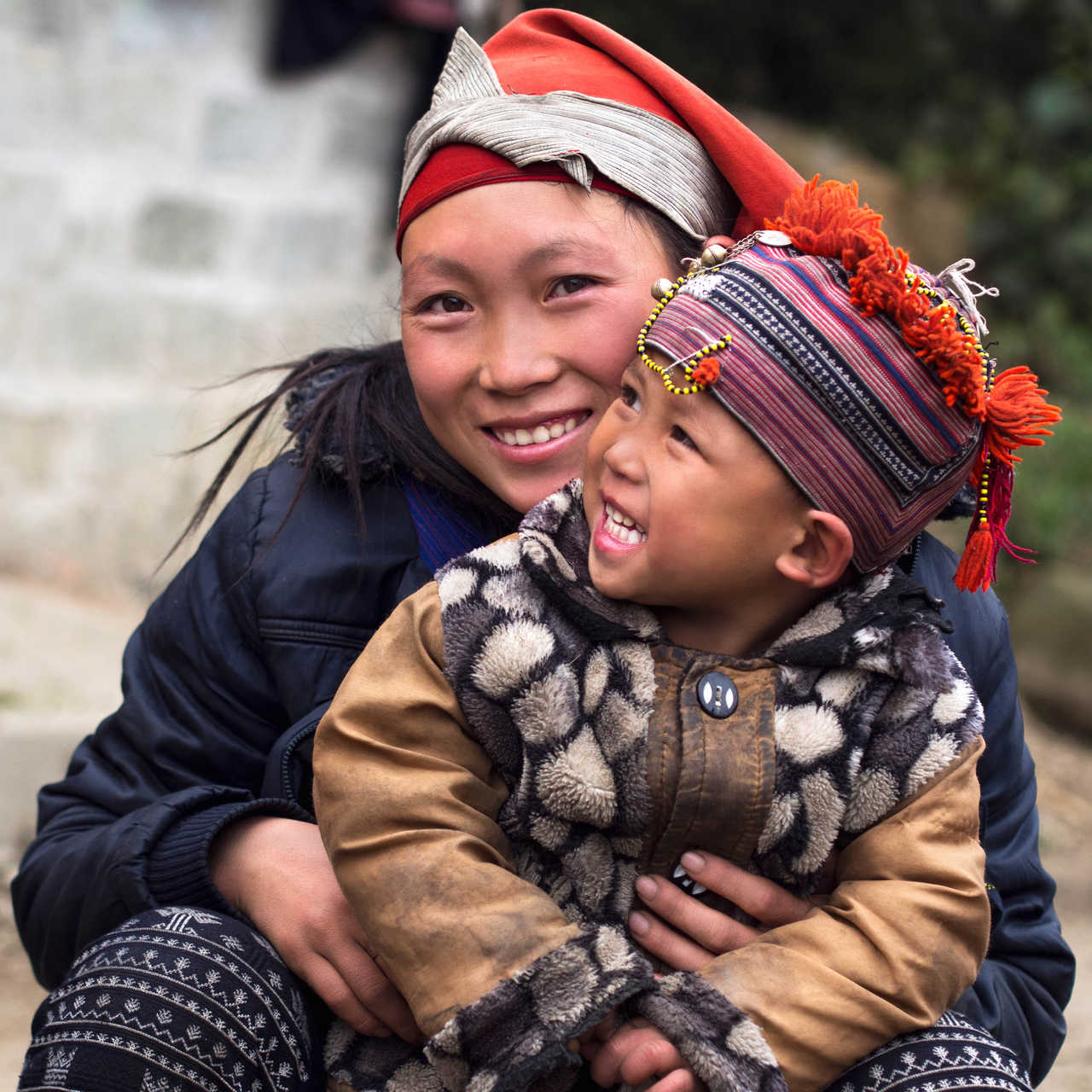Femme Hmong et son enfant