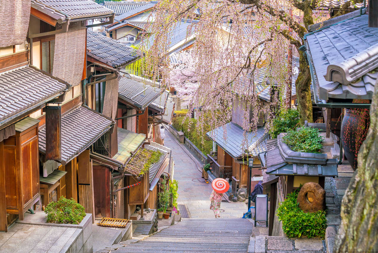 Femme marchant dans une rue traditionnelle de Kyoto © Fl1Photo Femme marchant dans une rue traditionnelle de Kyoto