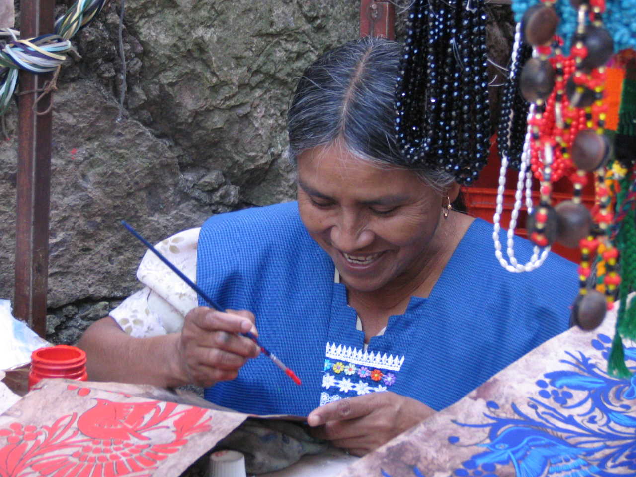 femme mexicaine qui peint sur des tissus au Mexique