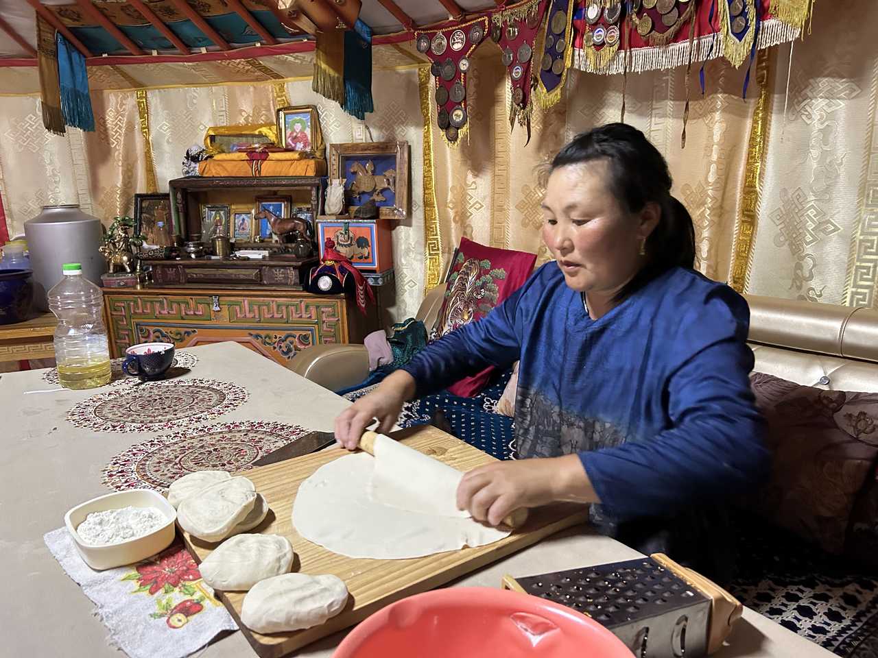 femme mongole qui cuisine en Mongolie