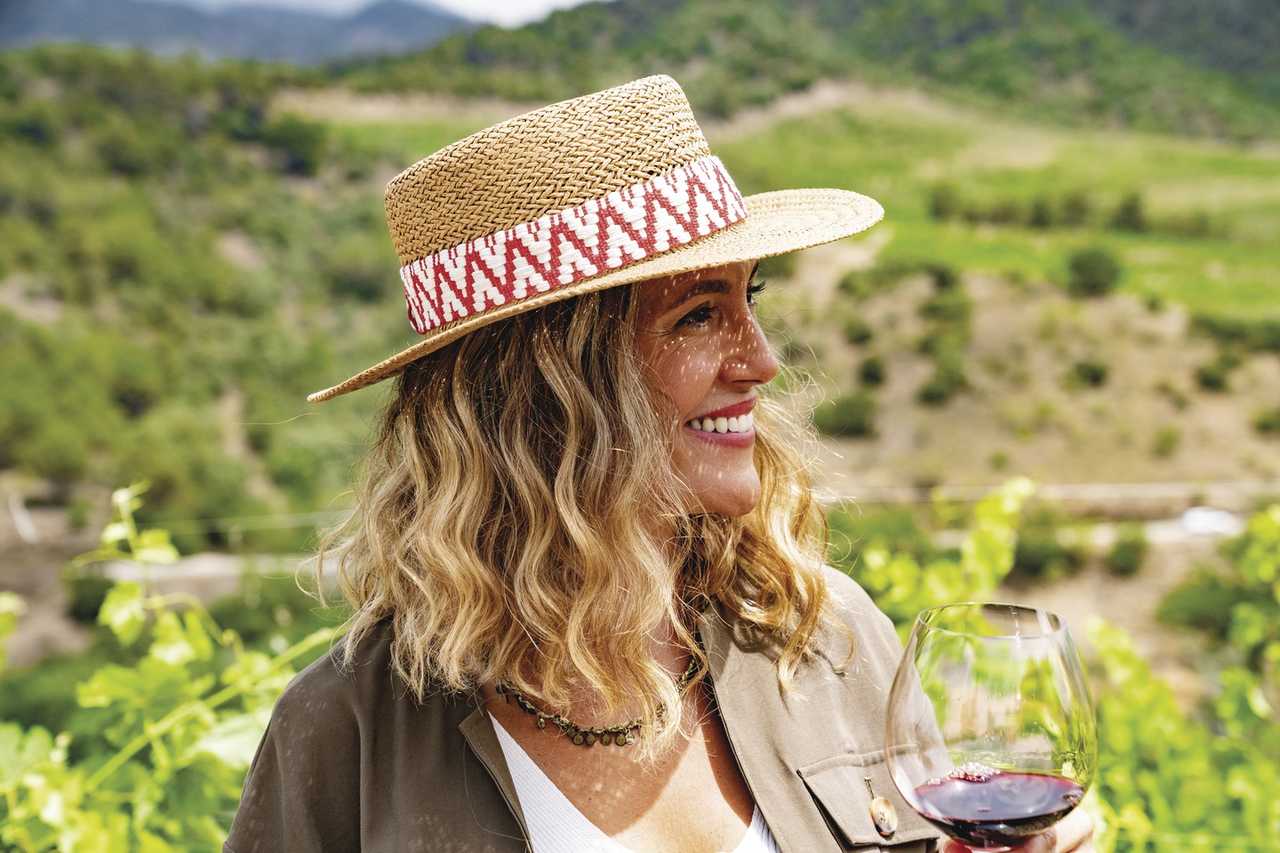 Femme pendant une dégustation de vin en Catalogne, Espagne