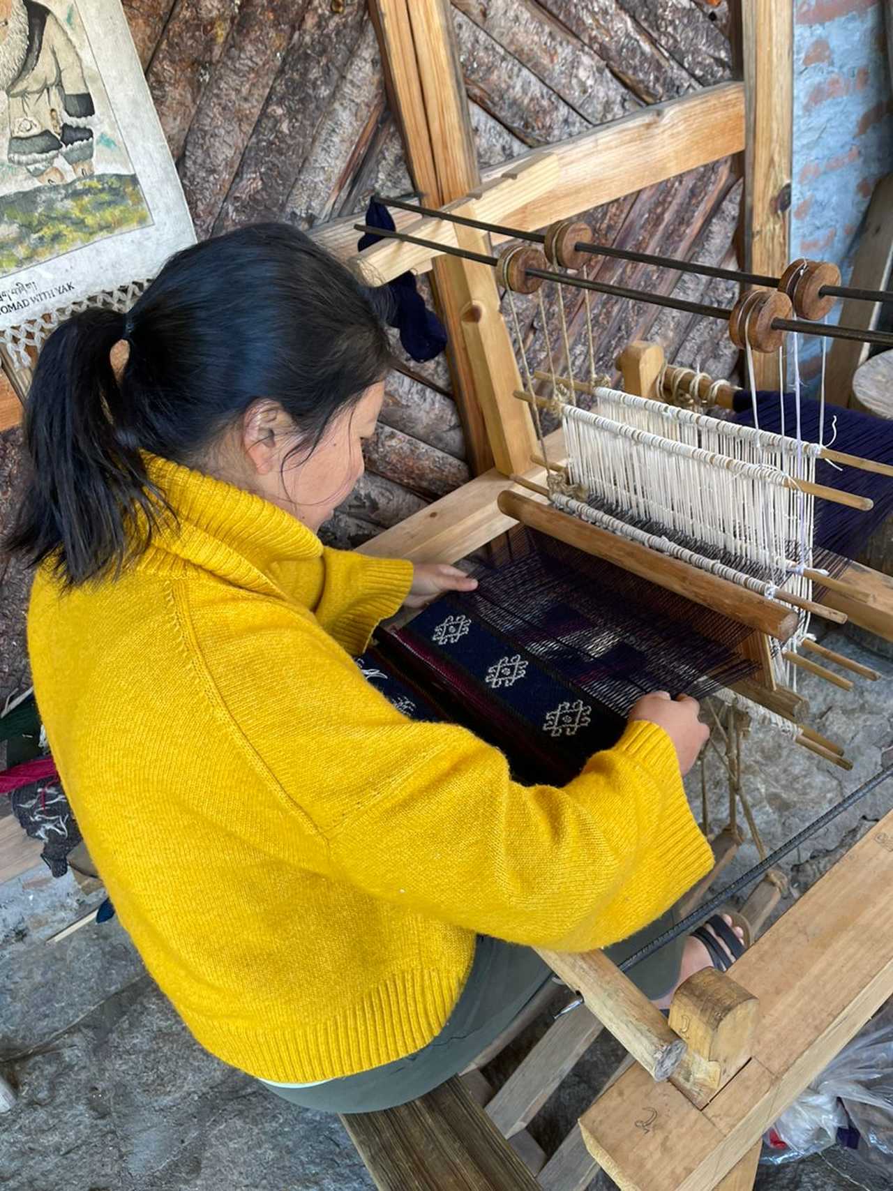 femme qui montre comment elle tisse au Bhoutan