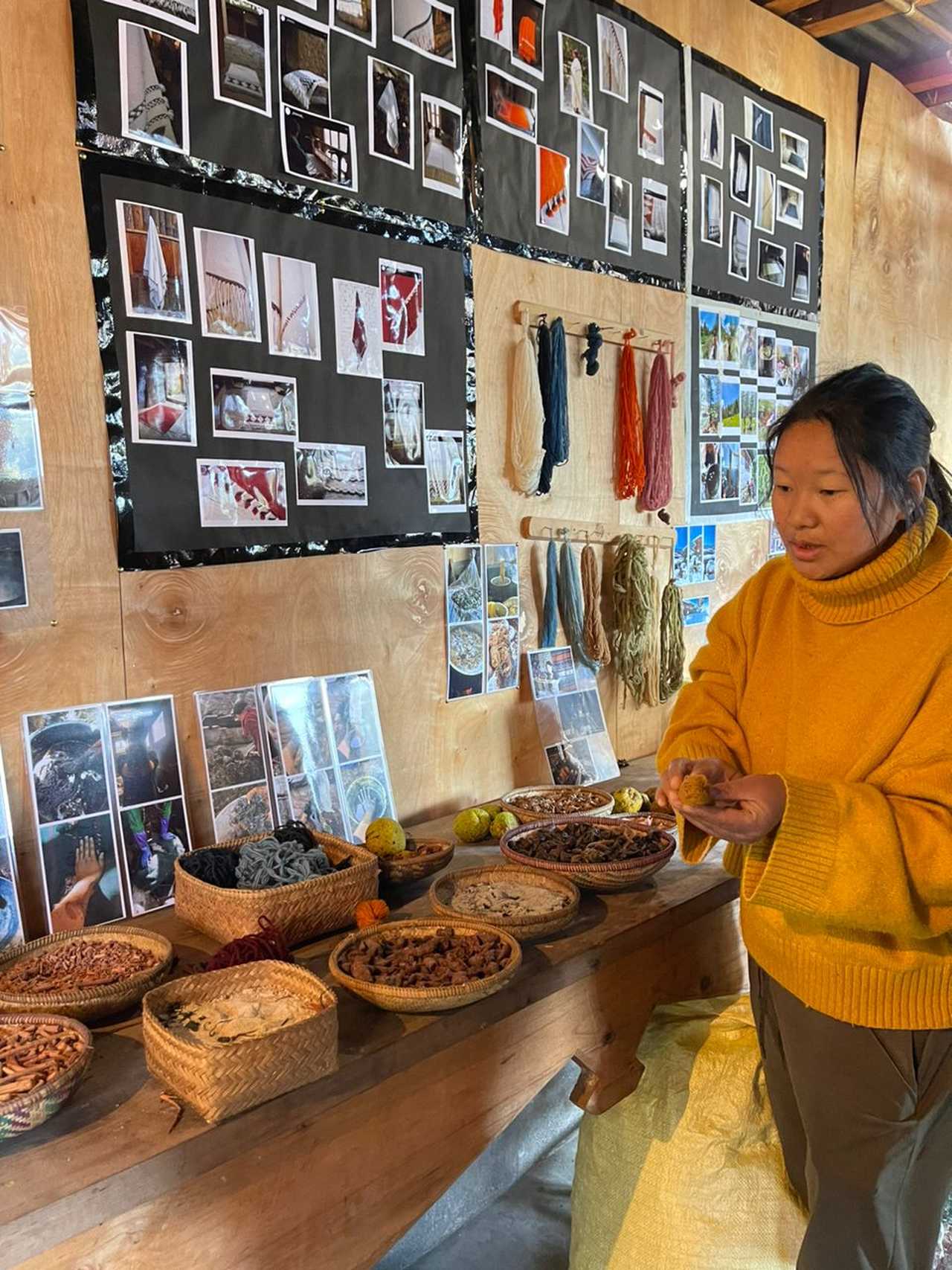 femme qui montre son travail au Bhoutan