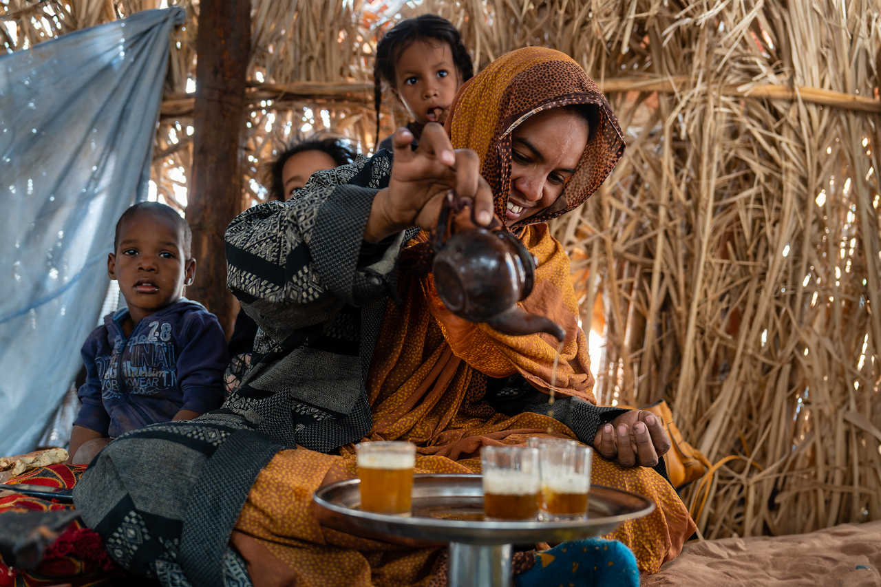 femme qui sert le thé en Mauritanie