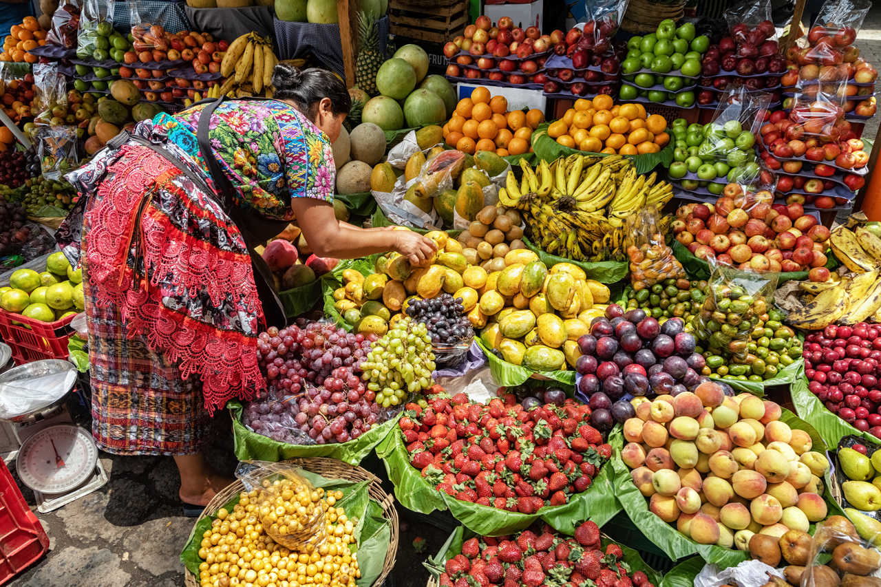 Femme sur marché local à Antigua au Guatemala
