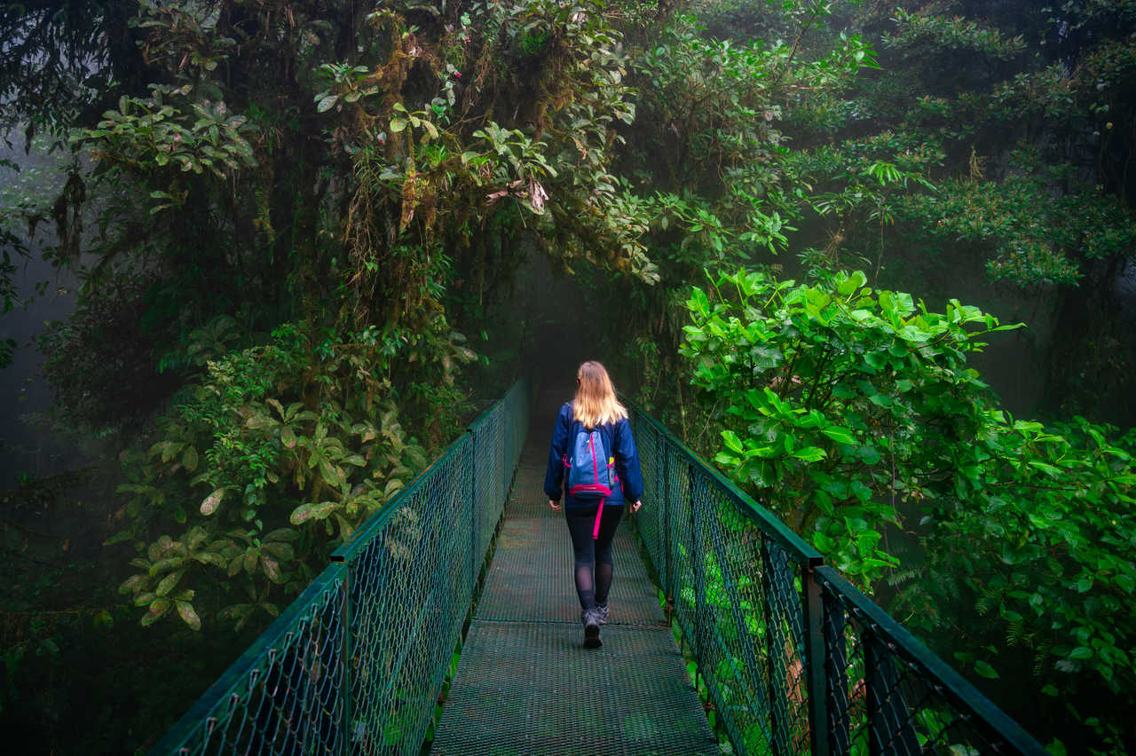 Femme  sur un pont suspendu au Costa Rica