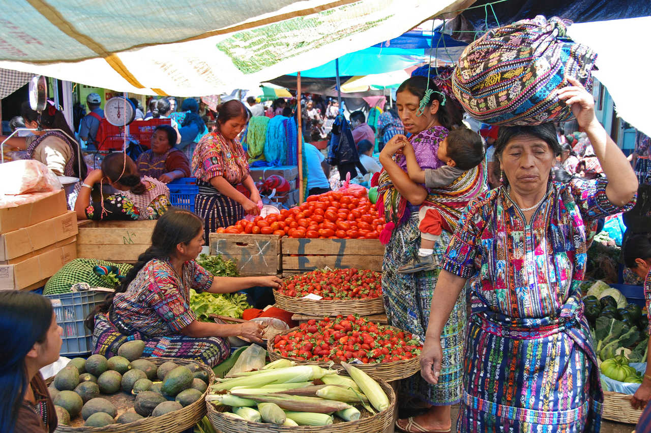 Femmes au marché de légumes Guatemala