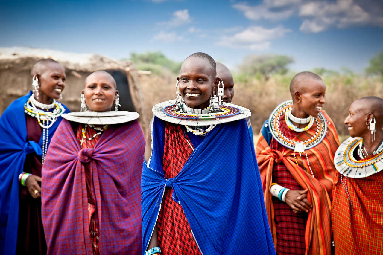Femmes du peuple Masai en tenue traditionnelle en Tanzanie