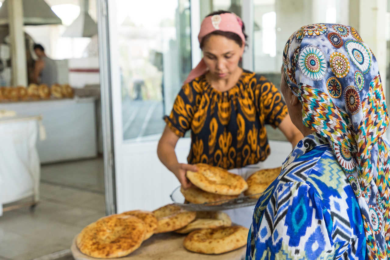 Femmes préparant le traditionnel pain plat Ouzbek le lepyoshka