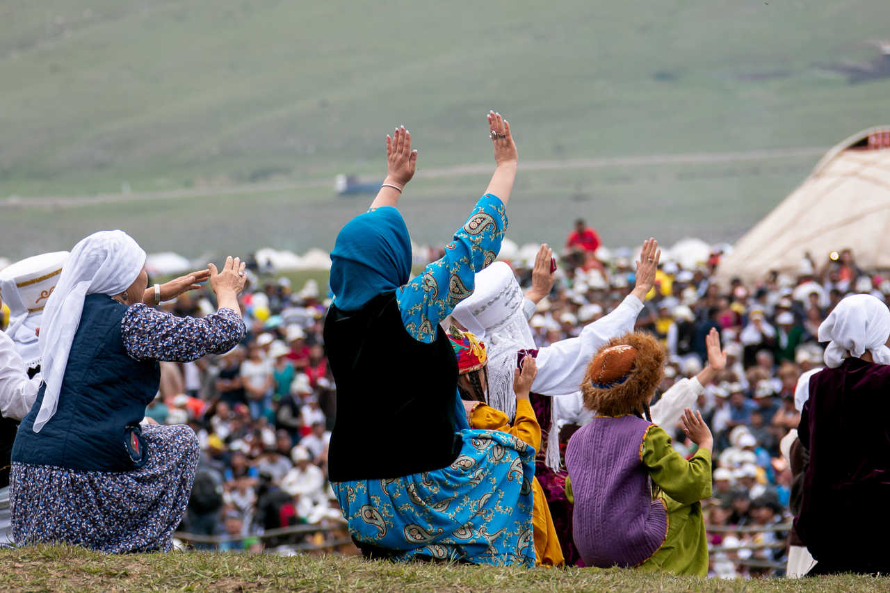 Femmes qui encouragent aux Nomad Games au Kirghizistan