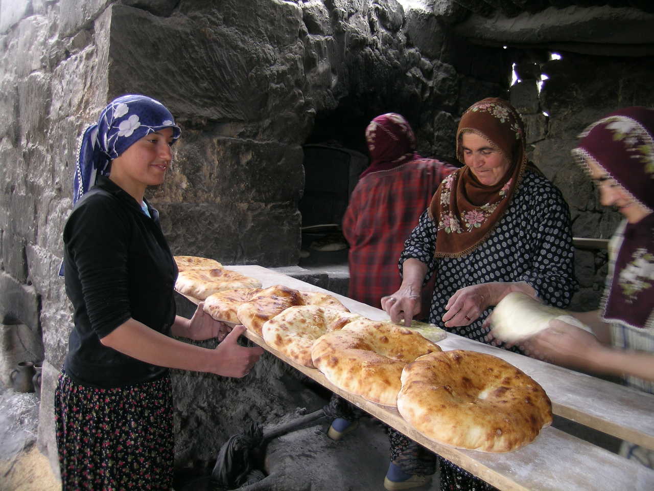 Femmes turques préparant des brioches, Turquie