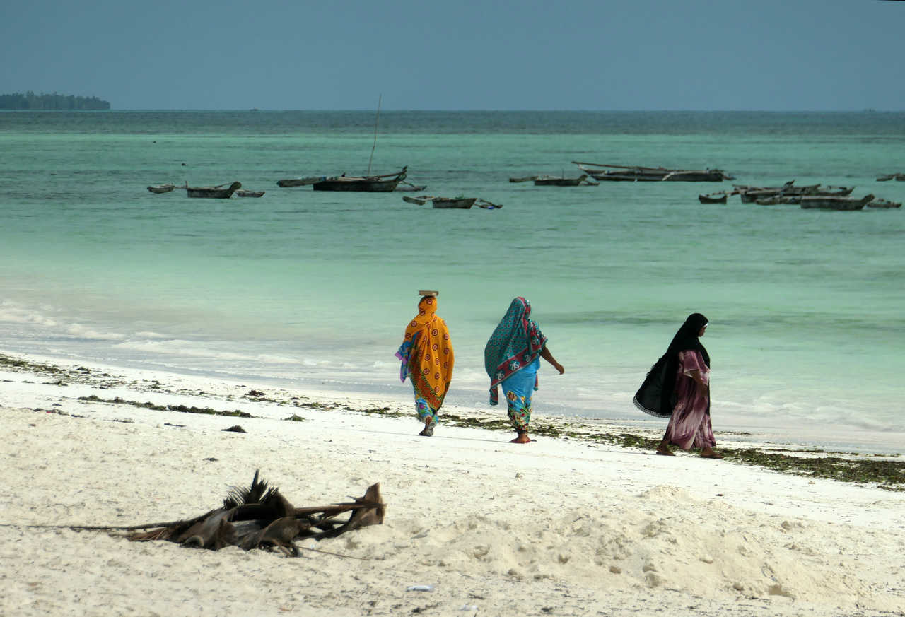 Femmes zanzibarites sur la plage de Jambiani