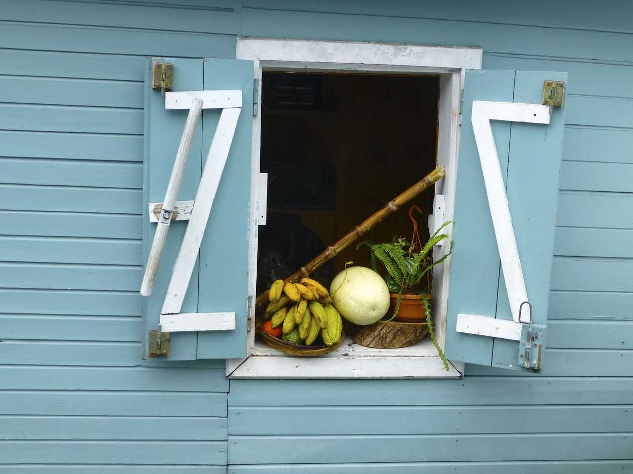 fenêtre d'une maison dans un village de la Réunion