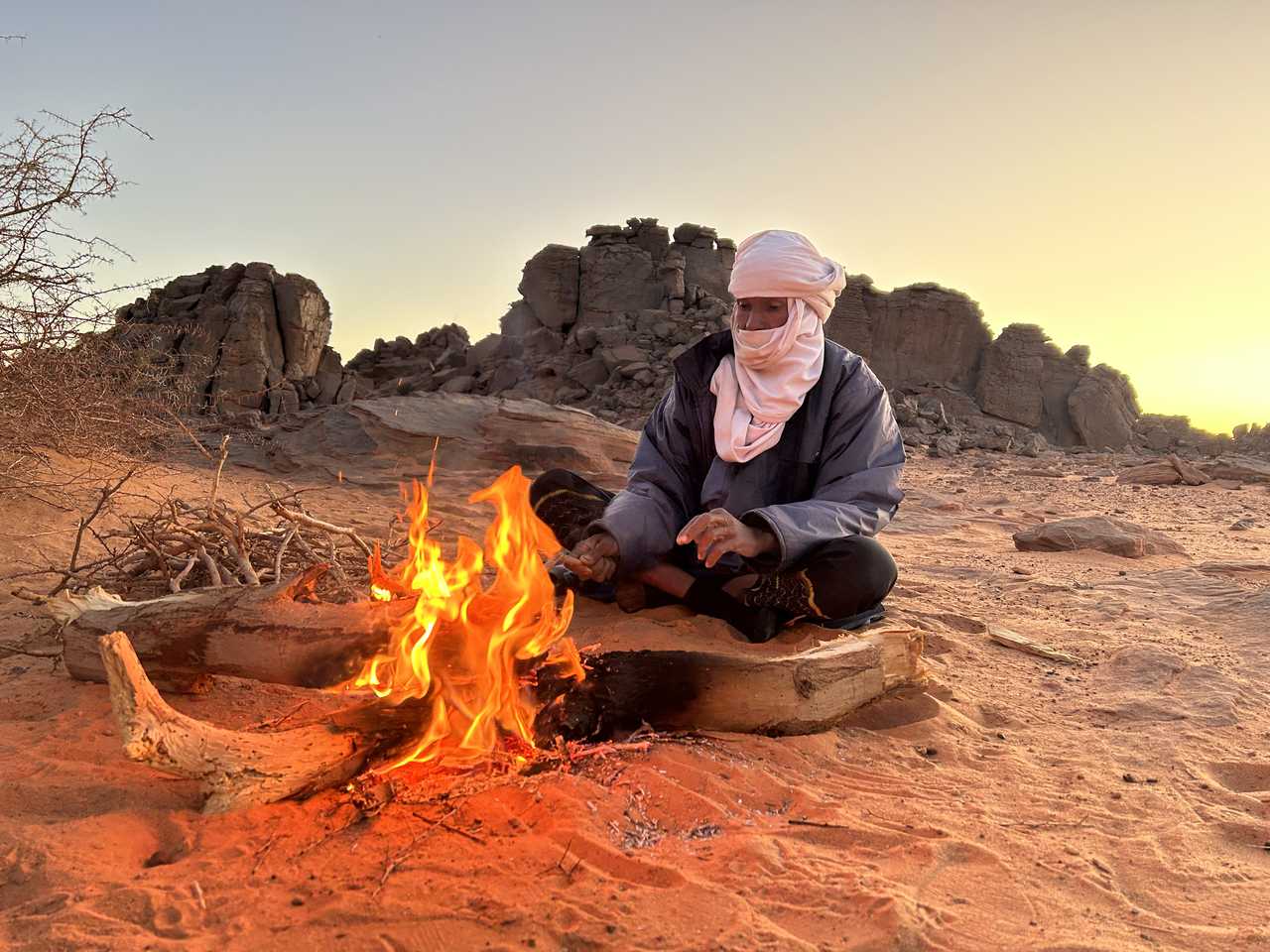 Feu de camp d'un touareg dans le désert du Sahara en Algérie