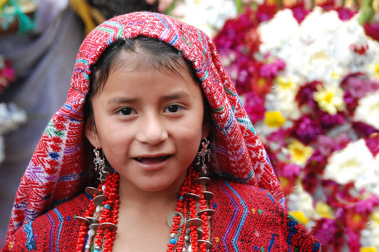 Fille en costume traditionnel au Guatemala