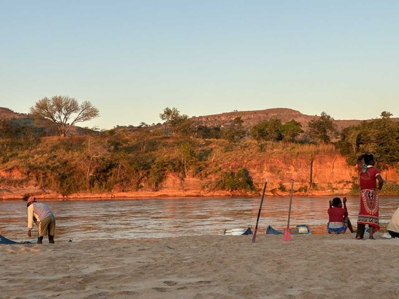 Fin de journée le long du fleuve Manambolo à Madagascar