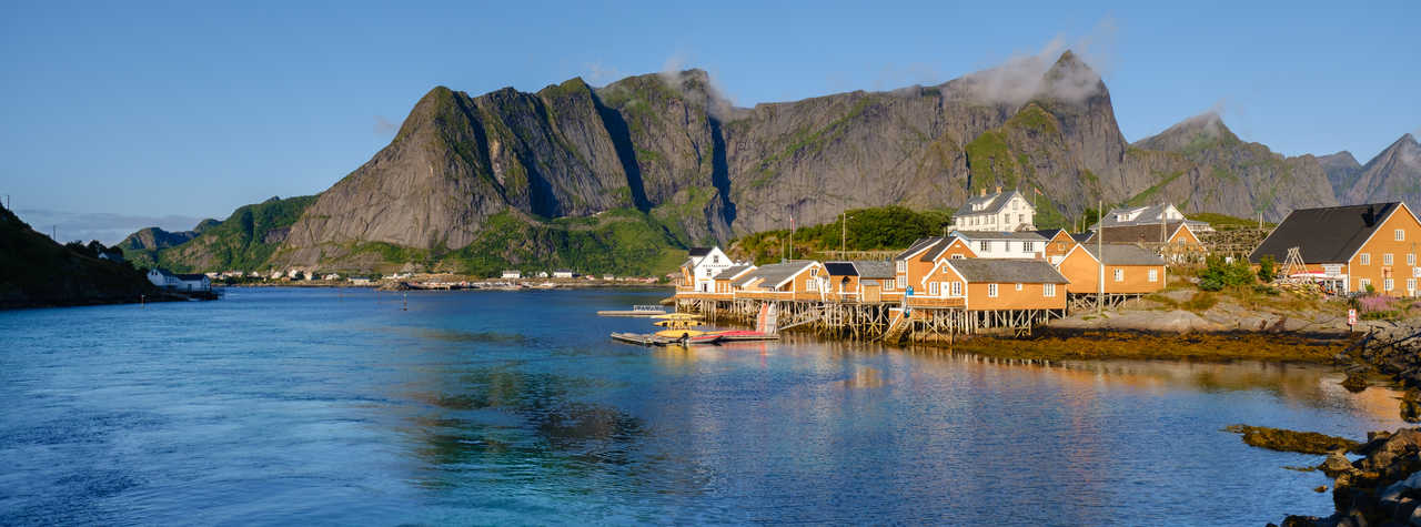Fjord du village de Reine surplombé par le Reinebringen, Norvège