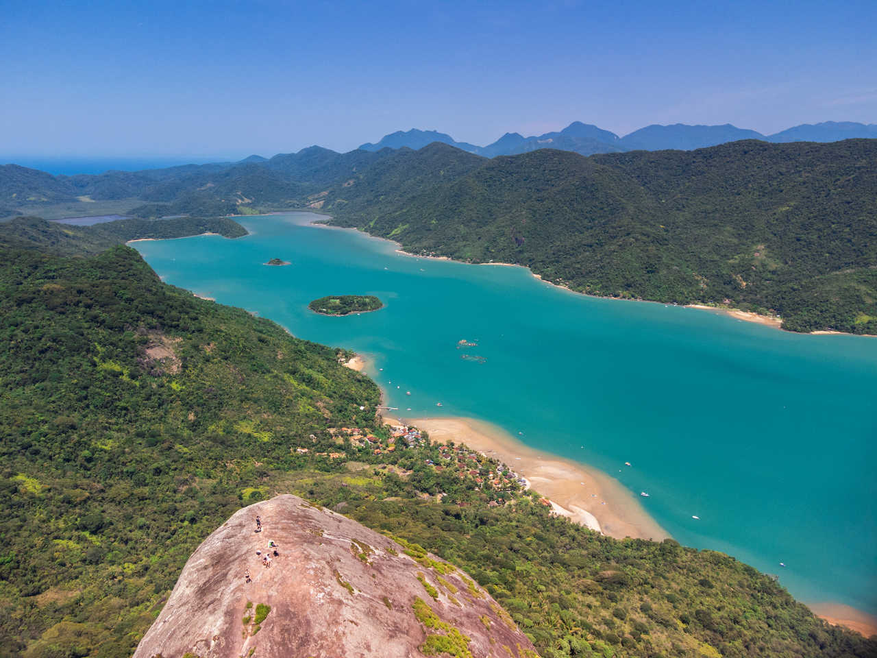 Fjord tropical du Saco do Mamanguá au Brésil